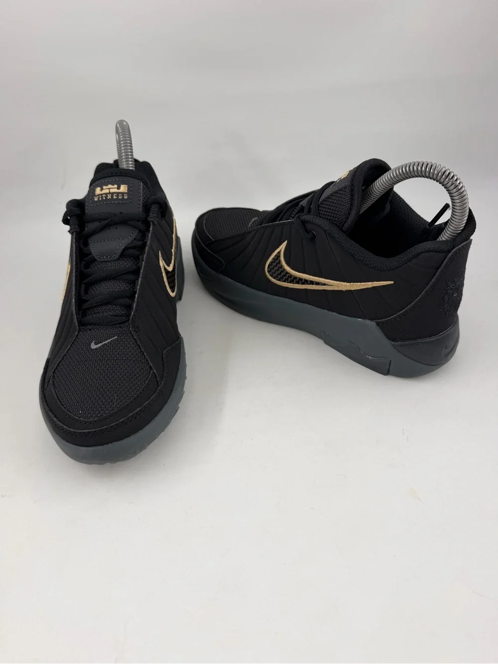 Nike Kid’s LeBron Witness 9 GS -SZ 3 Y- Black Gold Basketball Shoes Sneaker